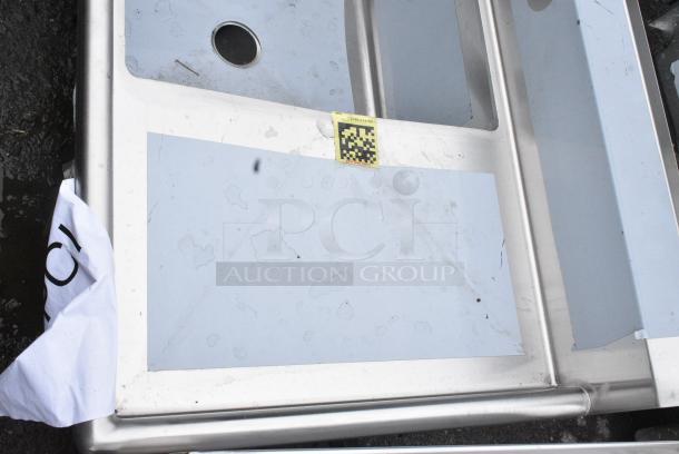BRAND NEW SCRATCH AND DENT! Regency 600S12424218 72" 16 Gauge Stainless Steel One Compartment Commercial Sink with Stainless Steel Legs, Cross Bracing, and 2 Drainboards - 24" x 24" x 14" Bowl. No Legs. - Image 3 of 6