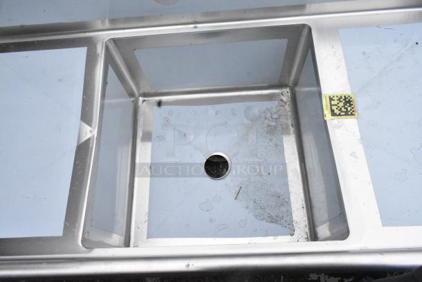 BRAND NEW SCRATCH AND DENT! Regency 600S12424218 72" 16 Gauge Stainless Steel One Compartment Commercial Sink with Stainless Steel Legs, Cross Bracing, and 2 Drainboards - 24" x 24" x 14" Bowl. No Legs. - Image 4 of 6