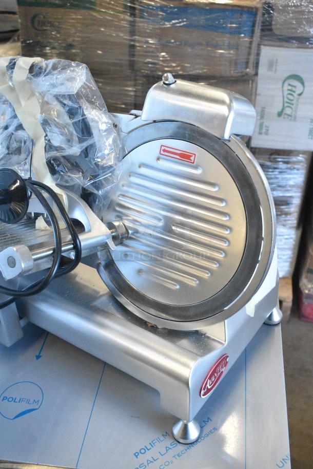 BRAND NEW SCRATCH AND DENT! Avantco 177SL310 Metal Commercial Countertop Meat Slicer w/ Blade Sharpener. 110-120 Volts, 1 Phase. Tested and Working! - Image 2 of 6