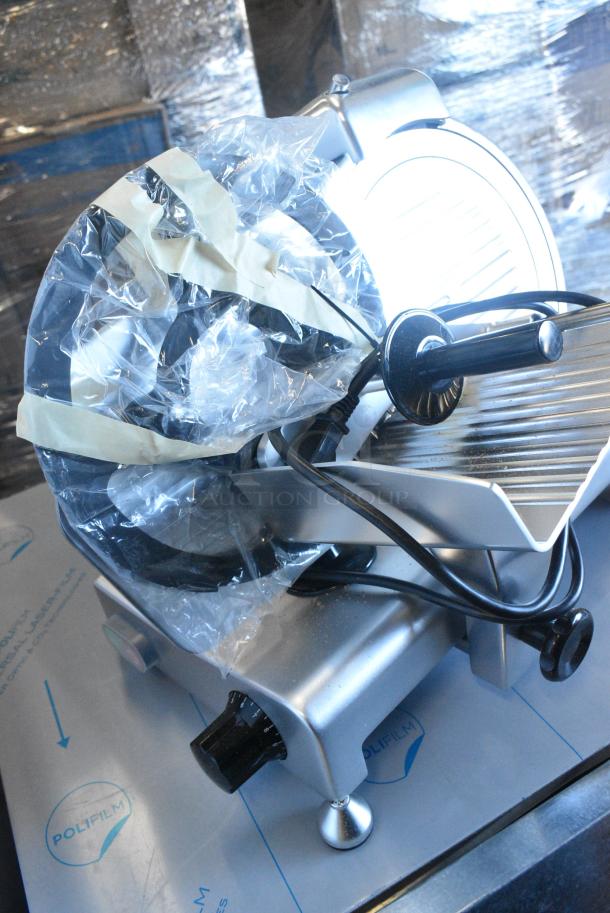 BRAND NEW SCRATCH AND DENT! Avantco 177SL310 Metal Commercial Countertop Meat Slicer w/ Blade Sharpener. 110-120 Volts, 1 Phase. Tested and Working! - Image 3 of 6