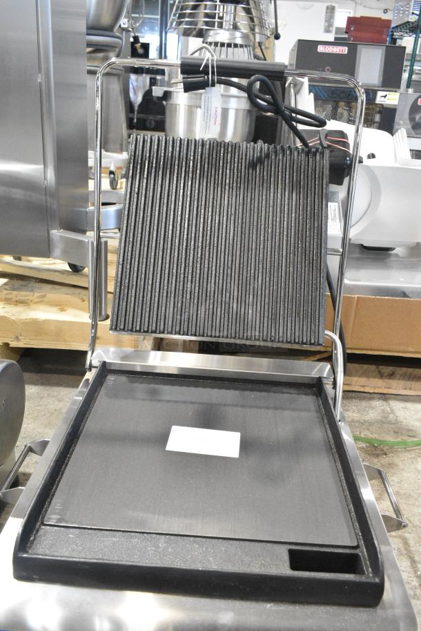 BRAND NEW SCRATCH AND DENT! 2019 Globe GPGS14D Stainless Steel Commercial Countertop Panini Press. 120 Volts, 1 Phase. Tested and Working! - Image 7 of 9