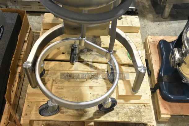 BRAND NEW SCRATCH AND DENT! 2022 Varimixer V20K Metal Commercial Floor Style 20 Quart Planetary Dough Mixer w/ Stainless Steel Mixing Bowl, Bowl Dolly and Whisk Attachment. 120 Volts, 1 Phase. Tested and Powers On But Parts Do Not Move - Image 7 of 9
