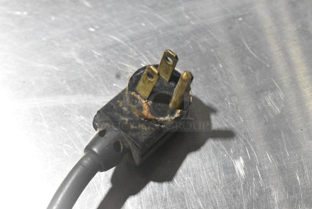True TSSU-27-08 Stainless Steel Commercial Sandwich Salad Prep Table on Commercial Casters. Missing Mega Top. 115 Volts, 1 Phase. Tested and Working! - Image 8 of 9