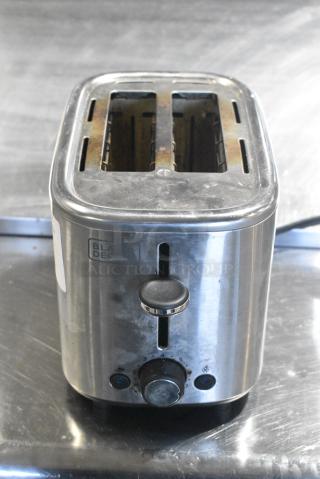 Black & Decker TR0012SS Metal Countertop 2 Slot Toaster. 120 Volts, 1 Phase.