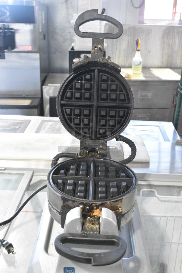 Waring WW200 Metal Countertop Waffle Maker. 120 Volts, 1 Phase. Tested and Working! - Image 4 of 6