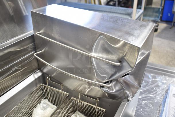 BRAND NEW SCRATCH AND DENT! 2024 Avantco 177EF40C Stainless Steel Commercial Floor Style Electric Powered Deep Fat Fryer w/ 2 Metal Fry Baskets. 208 Volts, 3 Phase. - Image 3 of 7