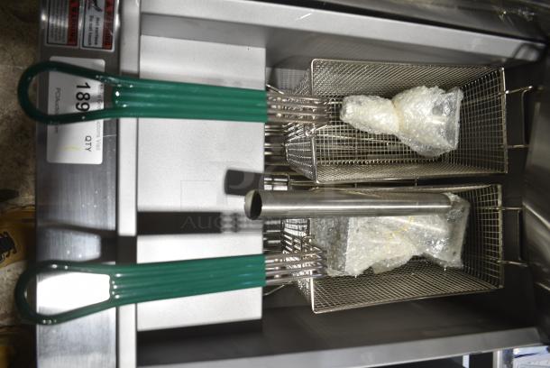 BRAND NEW SCRATCH AND DENT! 2024 Avantco 177EF40C Stainless Steel Commercial Floor Style Electric Powered Deep Fat Fryer w/ 2 Metal Fry Baskets. 208 Volts, 3 Phase. - Image 4 of 7