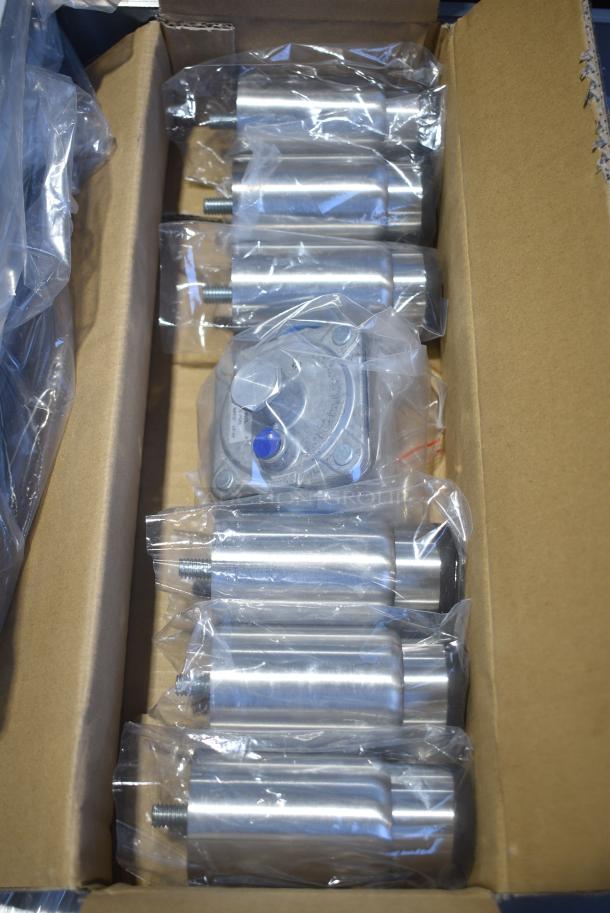 BRAND NEW SCRATCH AND DENT! 2024 Globe GG60TG Stainless Steel 60" Heavy-Duty Gas Countertop Griddle with Thermostatic Controls - 150,000 BTU - Image 4 of 8