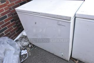 Insignia NS-CZ70WH6 Chest Freezer w/ Hinge Lid. 115 Volts, 1 Phase.
