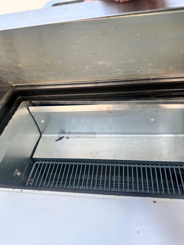 Excellent Condition True TSSU-27-08 Refrigerated Sandwich Prep Table – Tested & Working! - Image 7 of 8
