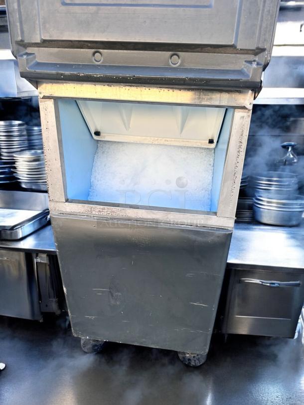 Late Model  Hoshizaki Commercial 500LB Per Day Flaker Ice Maker with ice Bin – Fully Tested & Working! - Image 7 of 9