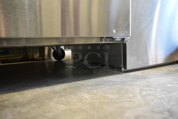 BRAND NEW SCRATCH AND DENT! 2024 Avantco 178SSPT36MHC SS-PT-36M-HC 36" 2 Door Mega Top Stainless Steel Refrigerated Sandwich Prep Table on Commercial Casters. Missing 1 Caster. 115 Volts, 1 Phase. Tested and Working! - Image 6 of 9