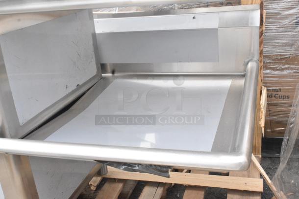 BRAND NEW SCRATCH AND DENT! Regency 600S32424224 124" 16-Gauge Stainless Steel Three Compartment Commercial Sink with 2 Drainboards - 24" x 24" - Image 4 of 6