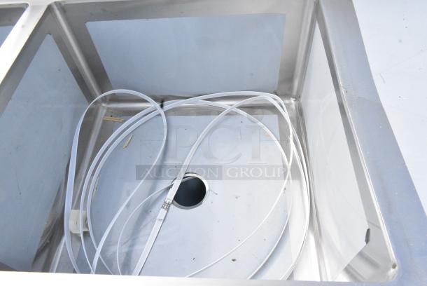 BRAND NEW SCRATCH AND DENT! Regency 600S32424224 124" 16-Gauge Stainless Steel Three Compartment Commercial Sink with 2 Drainboards - 24" x 24" - Image 4 of 11