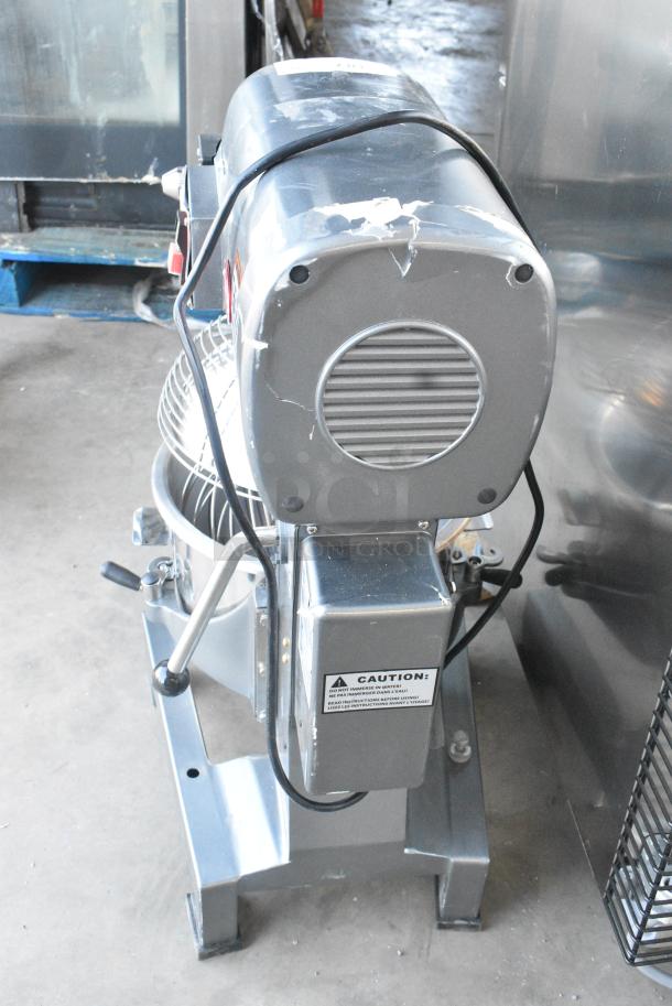BRAND NEW SCRATCH AND DENT! Avantco 177MX20H Metal Commercial Countertop 20 Quart Planetary Dough Mixer w/ Stainless Steel Mixing Bowl, Bowl Guard, Dough Hook and Whisk Attachments. 120 Volts, 1 Phase. Cannot Test Due To Damaged Plug - Image 3 of 9
