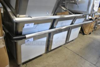 BRAND NEW SCRATCH AND DENT! Regency 600S3181824R Stainless Steel 3 Bay Sink w/ Right Side Drain Board. No Legs.