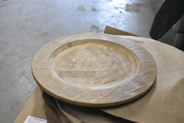 BRAND NEW SCRATCH AND DENT! Box of 12 Lodge U5RP 9 1/2" Round Wood Underliner with Walnut Finish - Image 3 of 5