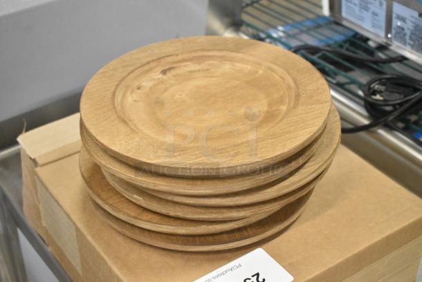 BRAND NEW SCRATCH AND DENT! Box of 6 Lodge U5RP 9 1/2" Round Wood Underliner with Walnut Finish - Image 1 of 6