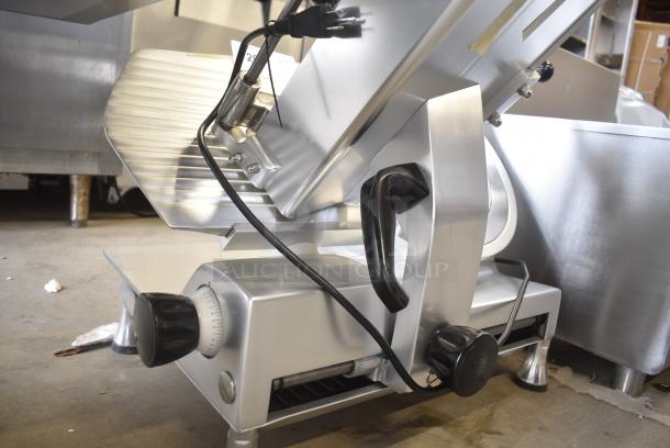 BRAND NEW SCRATCH AND DENT! Avantco ASM0013 177SL713MAN Stainless Steel 13" Medium-Duty Manual Gravity Feed Meat Slicer - 3/4 hp. 115 Volts, 1 Phase. Tested and Working! - Image 2 of 9