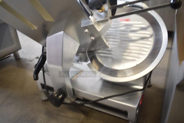 BRAND NEW SCRATCH AND DENT! Avantco ASM0013 177SL713MAN Stainless Steel 13" Medium-Duty Manual Gravity Feed Meat Slicer - 3/4 hp. 115 Volts, 1 Phase. Tested and Working! - Image 3 of 9