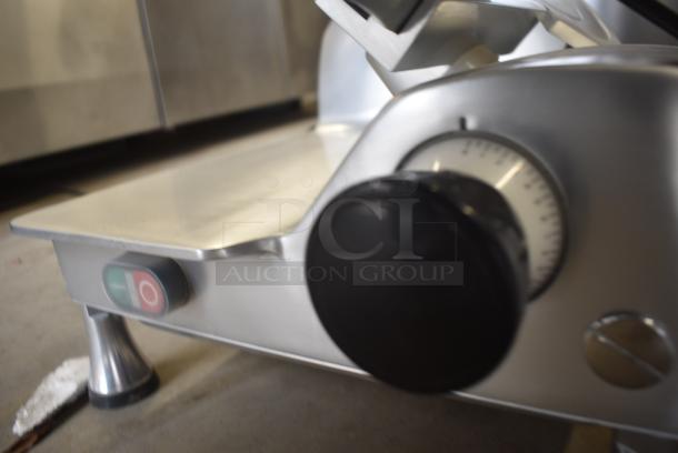 BRAND NEW SCRATCH AND DENT! Avantco ASM0013 177SL713MAN Stainless Steel 13" Medium-Duty Manual Gravity Feed Meat Slicer - 3/4 hp. 115 Volts, 1 Phase. Tested and Working! - Image 4 of 9