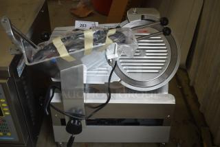 BRAND NEW SCRATCH AND DENT! Avantco ASA0012 177SL612A 12" Medium-Duty Automatic Meat Slicer with Manual Use Option - 1/2 hp. 115 Volts, 1 Phase. Tested and Working!