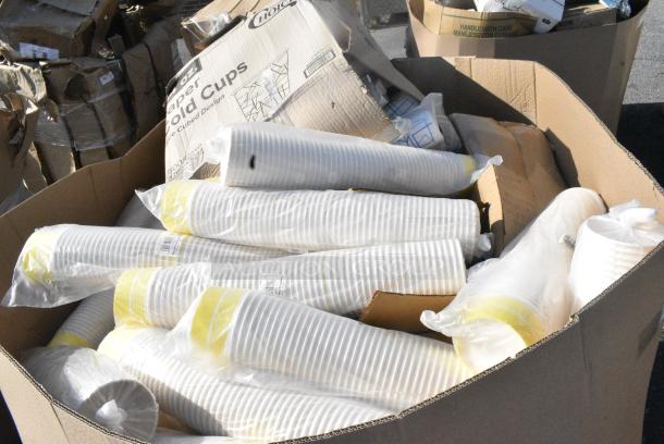 20 BRAND NEW SCRATCH AND DENT! Items Including 760PCC44 Choice White Poly Paper Cold Cup, 130SCB016BLK Visions 16 oz. Black PET Plastic Square Catering / Serving Bowl - 500/Case, Shopping Bags. 20 Times Your Bid! - Image 2 of 13