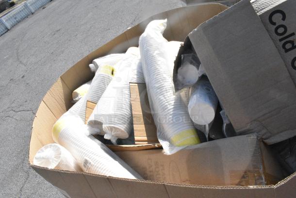 20 BRAND NEW SCRATCH AND DENT! Items Including 760PCC44 Choice White Poly Paper Cold Cup, 130SCB016BLK Visions 16 oz. Black PET Plastic Square Catering / Serving Bowl - 500/Case, Shopping Bags. 20 Times Your Bid! - Image 5 of 13