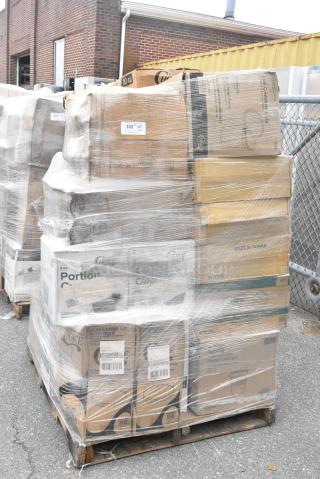 27 BRAND NEW SCRATCH AND DENT! Items Including 50010W Choice 10 oz. White Poly Paper Hot Cup - 1000/Case, 500TW35 Choice 3.5 oz. Translucent Thin Wall Plastic Cold Cup - 2500/Case, 795PTOKFT8 T-OUT 6X5X3 PAPER KFT 300 #8 CHOICE, 500TW12 Choice 12 oz. Translucent Thin Wall Plastic Cold Cup - 1000/Case, 395RP10PF EcoChoice No PFAS Added 10" Natural Bagasse Blend Plate - 500/Case, 127SB24COMBO CHOICE 24 OZ. CLEAR PLASTIC SALAD BOWL WITH LID - 150/CASE, 500LDOME Choice 9 oz., 12 oz., 16 oz., 20 oz., 24 oz. Clear PET Dome Lid with 2" Hole - 1000/Case, 130BKFKSNX500 Choice Black Extra Heavy Weight Wrapped Polystyrene Plastic Cutlery Pack with Napkin - 500/Case. 27 Times Your Bid!