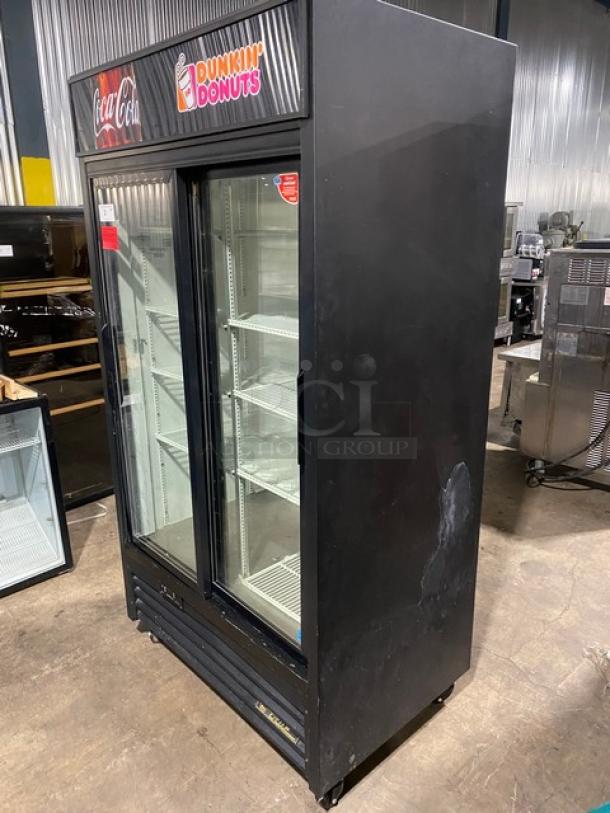 True Dunkin Donuts/Coca-Cola Style Commercial Black Double Glass Sliding Door Reach In Merchandiser Refrigerator! Energy Star Certified! With Poly Coated Wire Racks! Model: GDM-37EM-LD SN: 7510717! 115V 1 Phase! On Casters! - Image 2 of 9