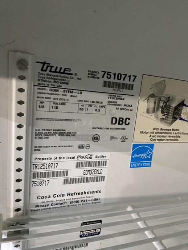 True Dunkin Donuts/Coca-Cola Style Commercial Black Double Glass Sliding Door Reach In Merchandiser Refrigerator! Energy Star Certified! With Poly Coated Wire Racks! Model: GDM-37EM-LD SN: 7510717! 115V 1 Phase! On Casters! - Image 6 of 9