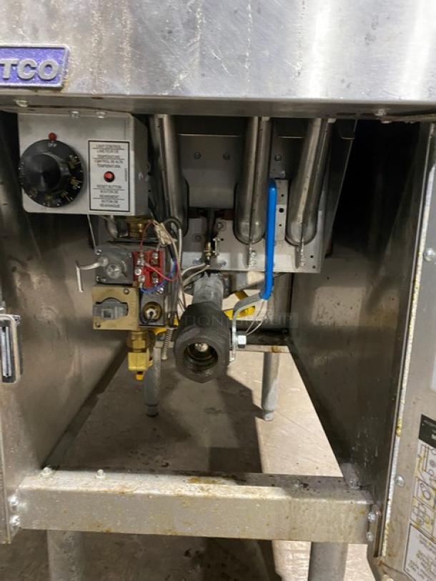 Pitco Commercial Stainless Steel Natural Gas Powered 40 Lb. Deep Fat Fryer! With Back & Right Side Splash! With Basket Hanger! Model: SG14 SN: G19AC092425! On Legs! - Image 7 of 10