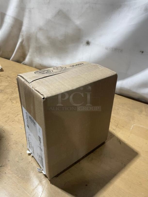 BRAND NEW! Cambro Commercial Clear Polycarbonate 1/6 Size Food Pan Covers! Model: 60CWCHTRI135! - Image 3 of 8