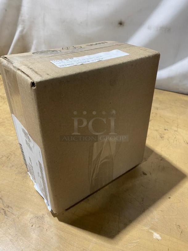 BRAND NEW! Cambro Camwear Series Commercial Clear Polycarbonate 1/6 Size Handled Food Pan Covers! Model: 60CWCH135! - Image 3 of 8