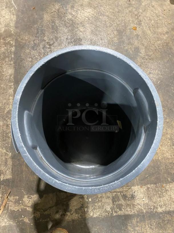 Carlisle Commercial Gray Heavy Duty 10 Gal. Round Trash/Waste Container! With Handles! 2X Your Bid! - Image 4 of 7