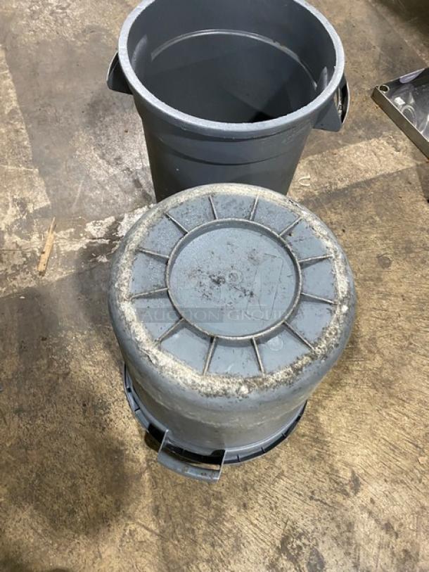 Carlisle Commercial Gray Heavy Duty 10 Gal. Round Trash/Waste Container! With Handles! 2X Your Bid! - Image 6 of 7