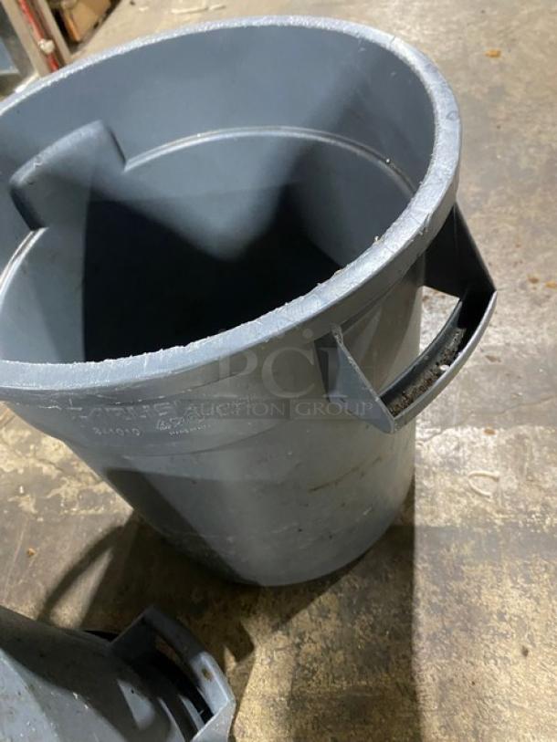 Carlisle Commercial Gray Heavy Duty 10 Gal. Round Trash/Waste Container! With Handles! 2X Your Bid! - Image 7 of 7