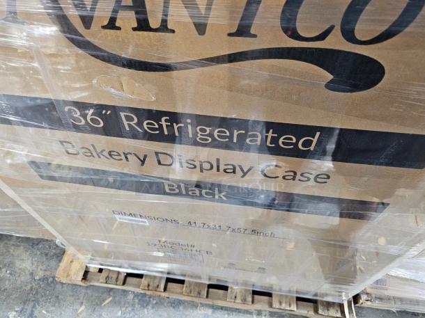 BRAND NEW SCRATCH & DENT IN BOX Avantco BC-36-HC 36" Curved Glass Black Refrigerated Bakery Display Case - Image 2 of 3