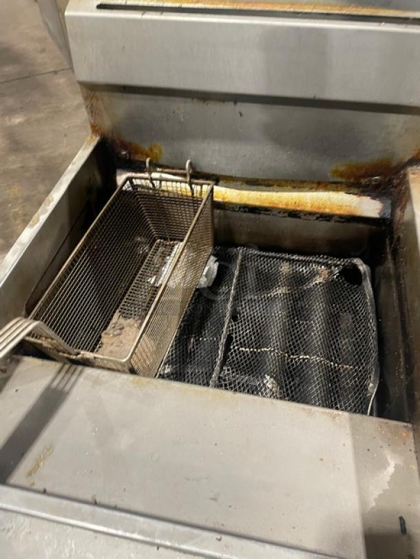 Patriot Commercial Stainless Steel Natural Gas Powered Deep Fat Fryer! With Back Splash & Basket Hanger! With Fry Basket! On Legs! - Image 5 of 8
