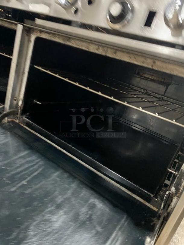 Southbend Commercial Stainless Steel Natural Gas Powered 8 Burner/Hot Plate Split Top Range & Double Oven Combo! With Back Splash! With Wired Oven Rack! With Casters! - Image 8 of 10