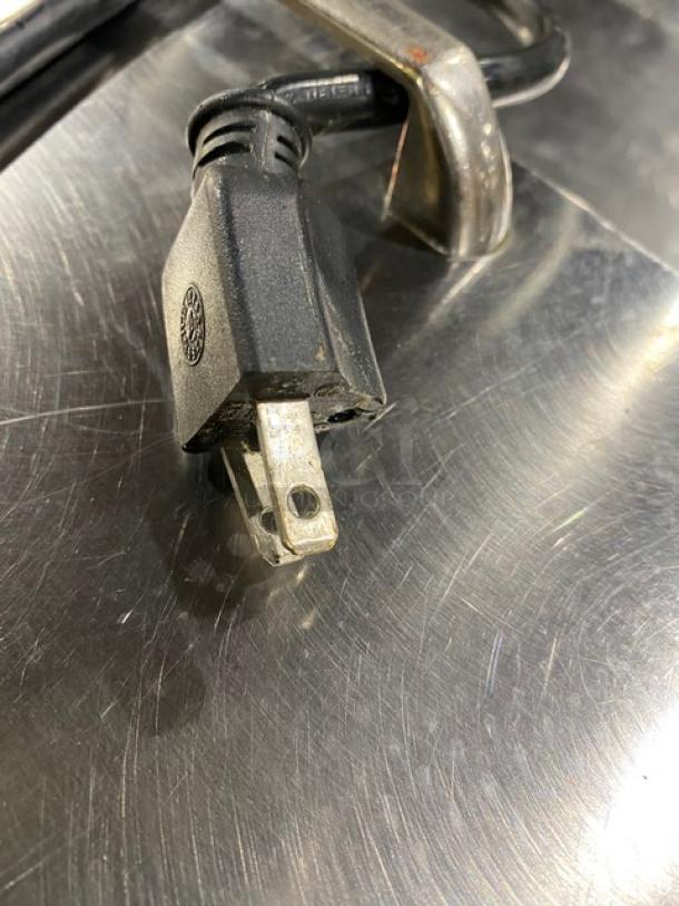 Leader Commercial Stainless Steel 4 Door Refrigerated Bain Marie Style Mega Top Pizza Prep Table! With Poly Coated Wire Rack! Model: ESPT96SC SN: NB10E0462! 115V! On Casters! - Image 9 of 9