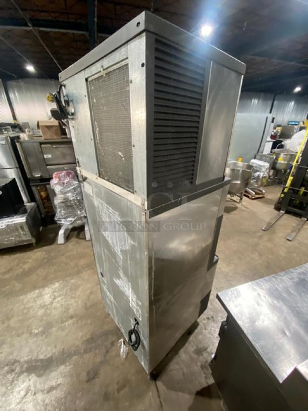 Manitowoc Q Series Commercial Stainless-Steel Air-Cooled Modular Ice Cube Making Machine Head/Dispenser Bin Combo! With Push Type Ice Dispenser! Model: QD0452A / QPA310 SN: 031261061 / 991163796! 115V 1 Phase/120V 1 Phase! On Legs! - Image 4 of 8