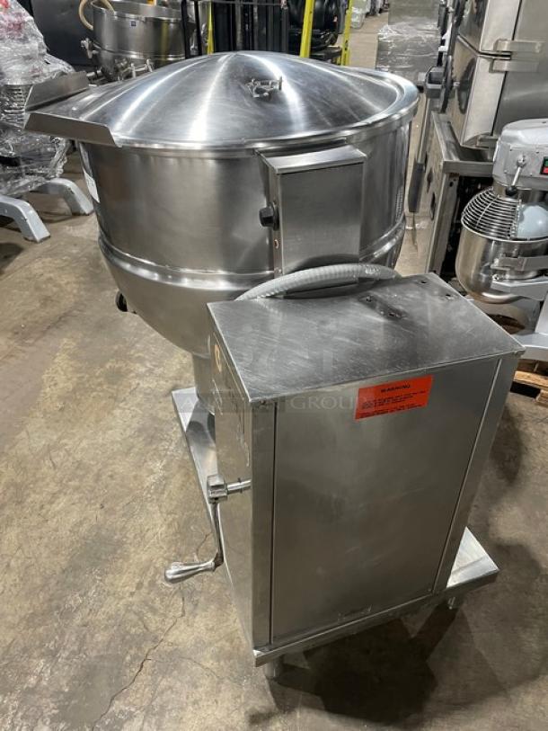 Groen Commercial Stainless Steel Electric Powered Self-Contained 2/3 Steam Jacketed 60 Lb. Tilting Floor Kettle! With Butterfly Pouring Lip & Smooth Action Mechanical Tilt! Model: DEE/4T-60 SN: 39527-1! 480V 3 Phase! On Legs! - Image 2 of 9