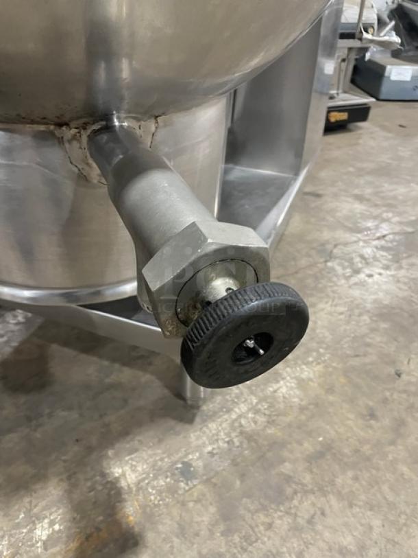 Groen Commercial Stainless Steel Electric Powered Self-Contained 2/3 Steam Jacketed 60 Lb. Tilting Floor Kettle! With Butterfly Pouring Lip & Smooth Action Mechanical Tilt! Model: DEE/4T-60 SN: 39527-1! 480V 3 Phase! On Legs! - Image 7 of 9