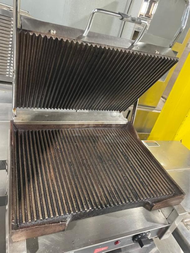 Cecilware Commercial Stainless Steel Electric Powered Countertop Panini Sandwich Press Grill! With Grooved Grates & Side Handles! Model: SG-1LG-120 SN: N727448! 120V! On Legs! - Image 6 of 9