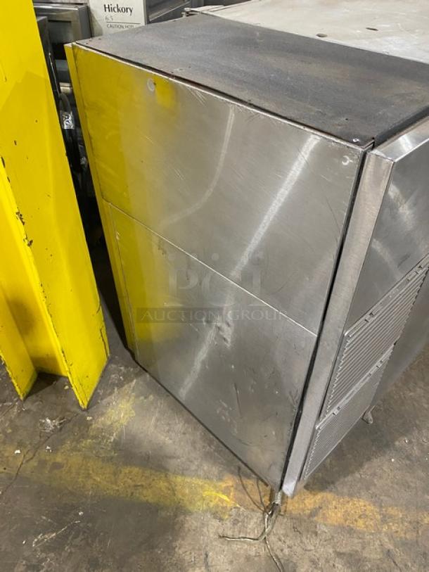 Glastender Commercial Stainless Steel 2 Door Pass-Thru Back Bar Cooler! With Poly Coated Wire Rack! Model: NPT52-L6-SNH SN: 134125922N! 115V 1 Phase! On Legs! - Image 4 of 8