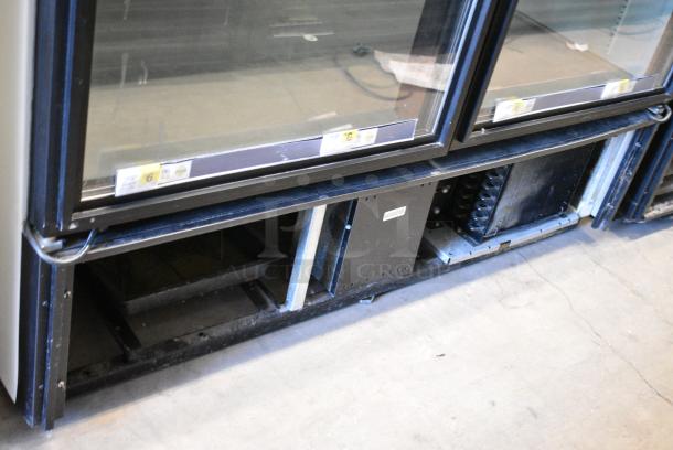 True GDM-49-LD Metal Commercial 2 Door Reach In Cooler Merchandiser w/ Poly Coated Racks. 115 Volts, 1 Phase. Tested and Working! - Image 3 of 6