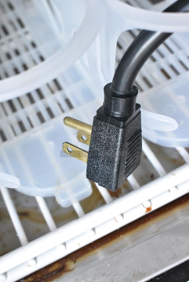 True GDM-49-LD Metal Commercial 2 Door Reach In Cooler Merchandiser w/ Poly Coated Racks. 115 Volts, 1 Phase. Tested and Working! - Image 4 of 7