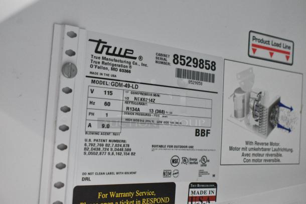True GDM-49-LD Metal Commercial 2 Door Reach In Cooler Merchandiser w/ Poly Coated Racks. 115 Volts, 1 Phase. Tested and Working! - Image 7 of 7