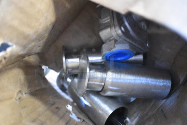 BRAND NEW SCRATCH AND DENT! Garland Stainless Steel Commercial Countertop Natural Gas Powered 4 Burner Range. - Image 5 of 9